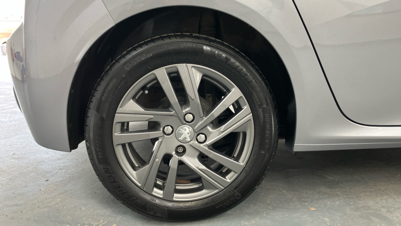 Peugeot 208 1.2 PureTech 100 Active Premium 5dr Petrol Hatchback